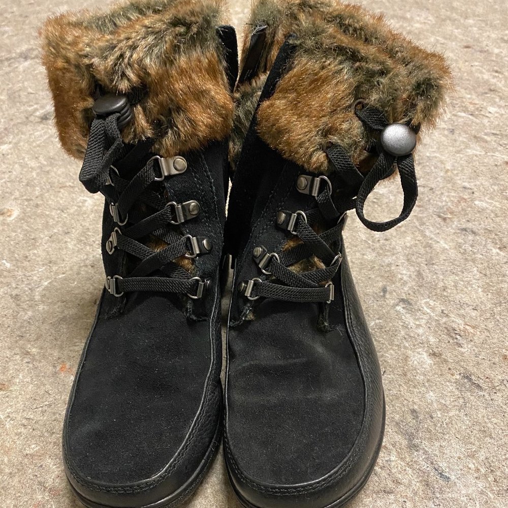 Clarks Black Leather and Faux Fur Trim Boots